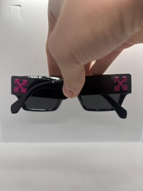 Off-White Black Frame, Pink Arrows